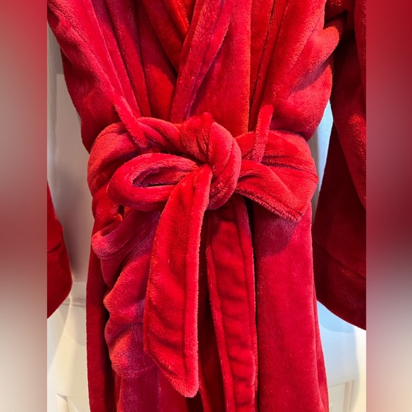 SOMA❤️ PLUSH ❤️ Bold Red , Short Robe w Pockets & Plush Belt - Picture 4 of 9